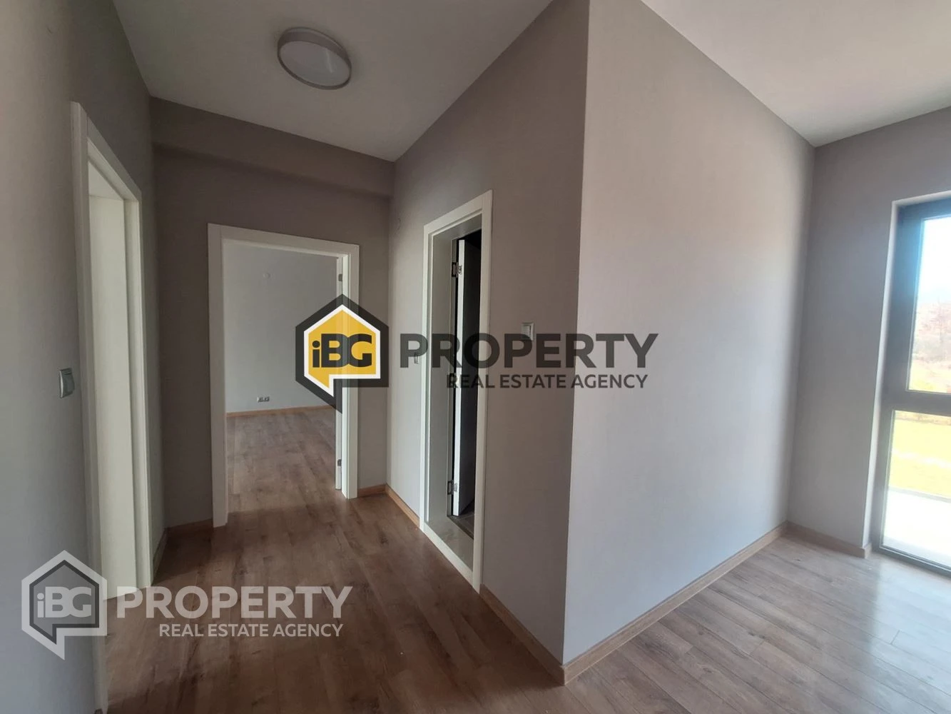Prostorný apartmán s panoramatickými okny u moře v oblasti města Byala!